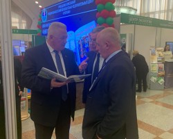 Председатель Центральной комиссии Республики Беларусь по выборам и проведению республиканских референдумов Игорь Карпенко посетил стенд издательства "Адукацыя i выхаванне" Председатель Центральной комиссии Республики Беларусь по выборам и проведению республиканских референдумов Игорь Карпенко посетил стенд издательства "Адукацыя i выхаванне"